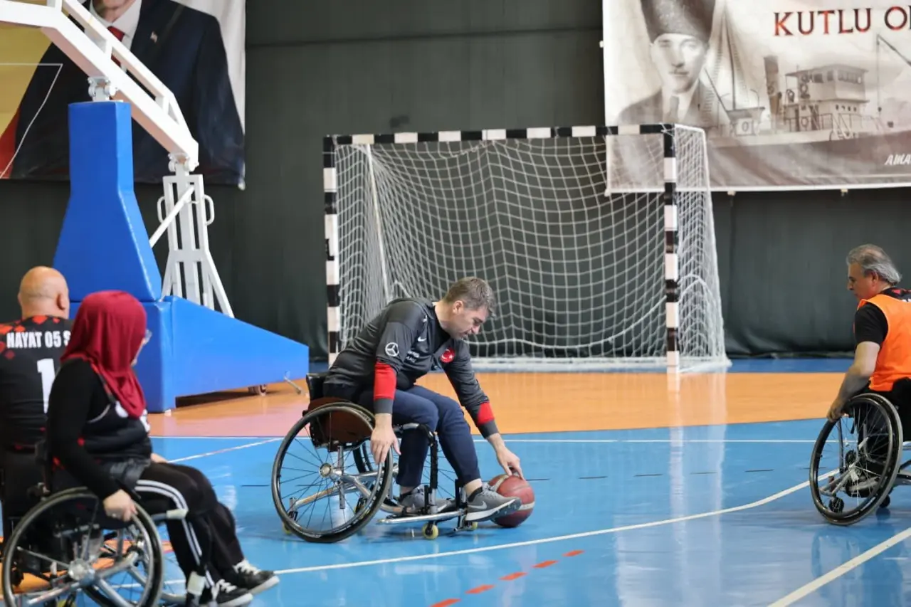Amasya’da Gönülleri Isıtan Karşılaşma! Protokol Parkeye Çıktı 3
