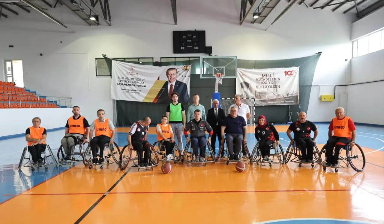 Amasya’da Gönülleri Isıtan Karşılaşma! Protokol Parkeye Çıktı 5