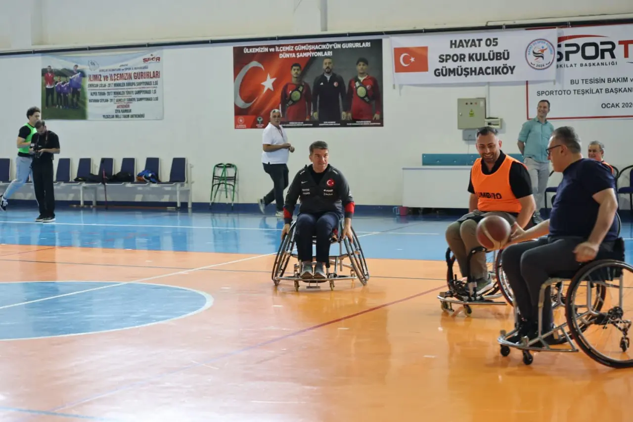 Amasya’da Gönülleri Isıtan Karşılaşma! Protokol Parkeye Çıktı 2
