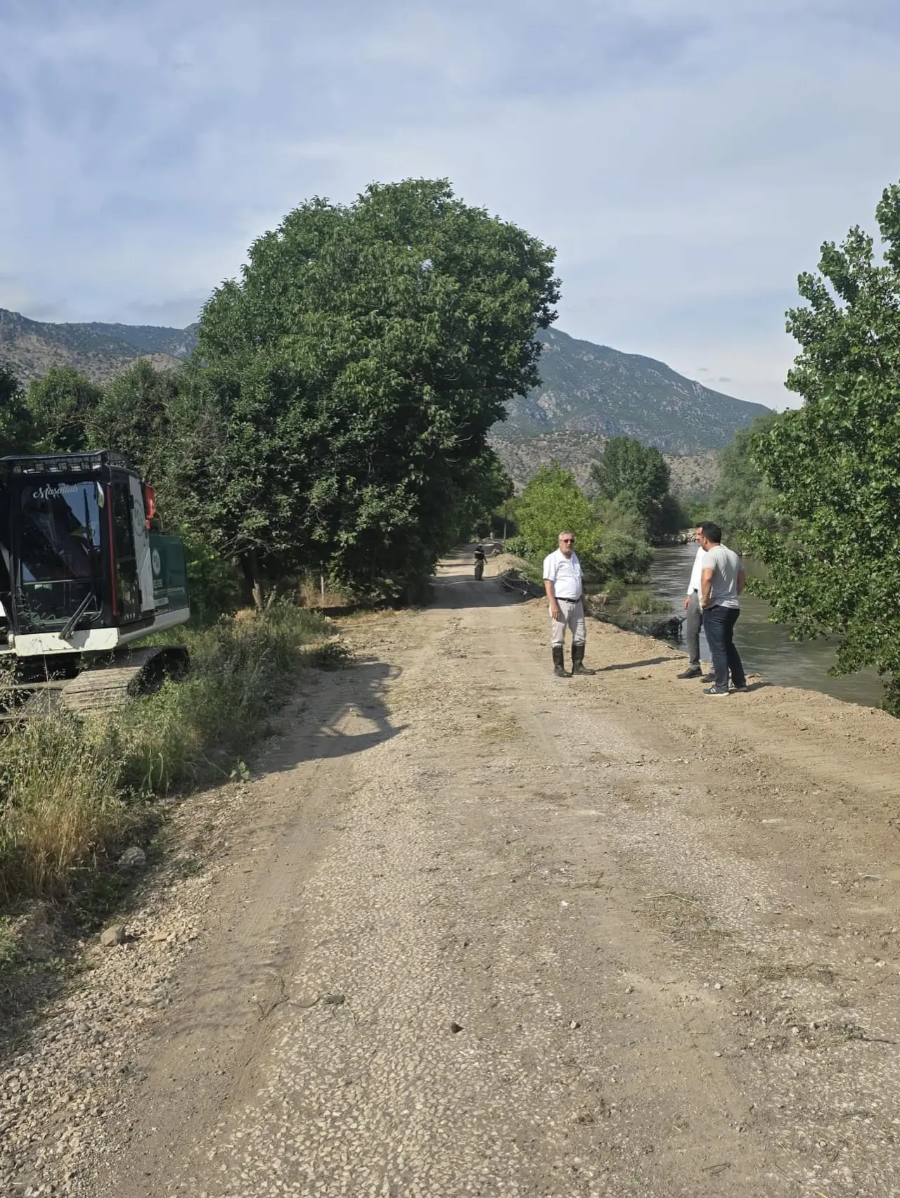 Amasya’da Irmak Kenarında Çökme Alarmı! 2