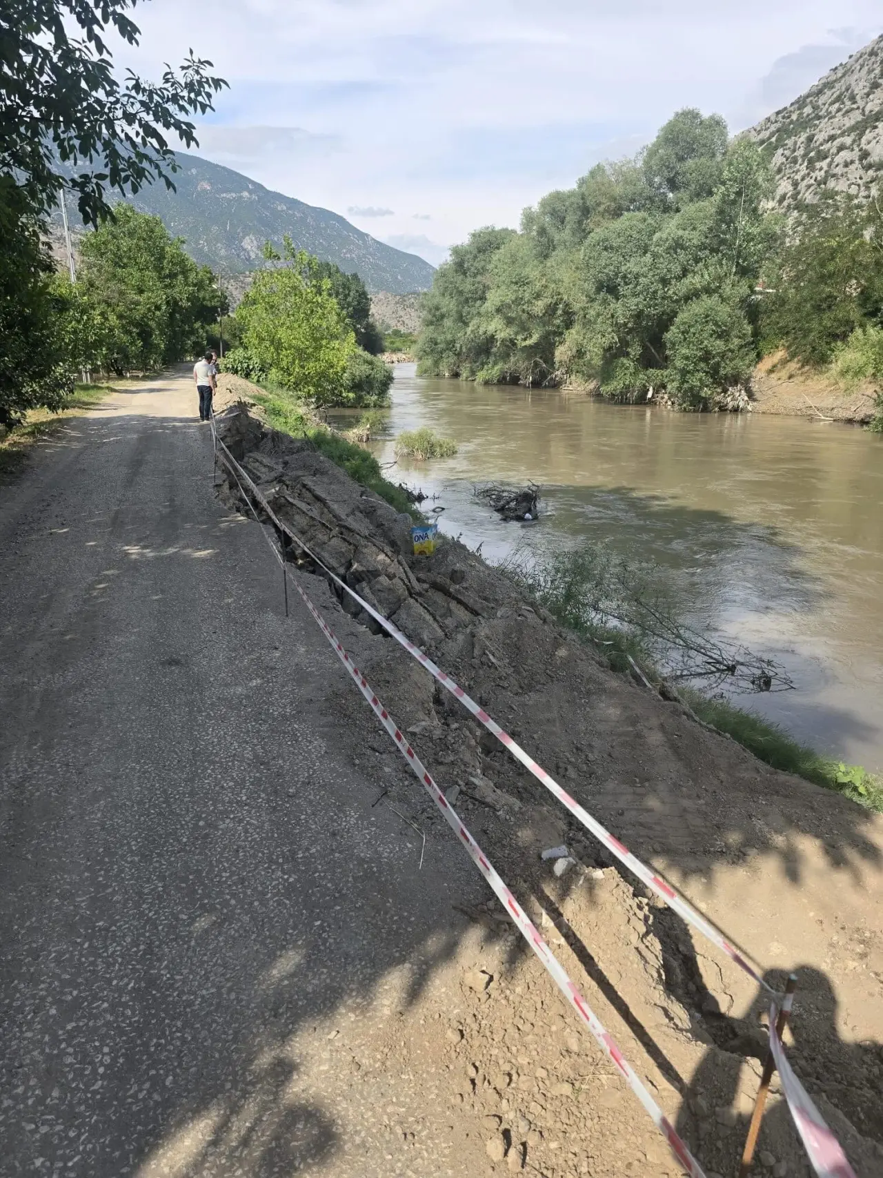 Amasya’da Irmak Kenarında Çökme Alarmı! 1