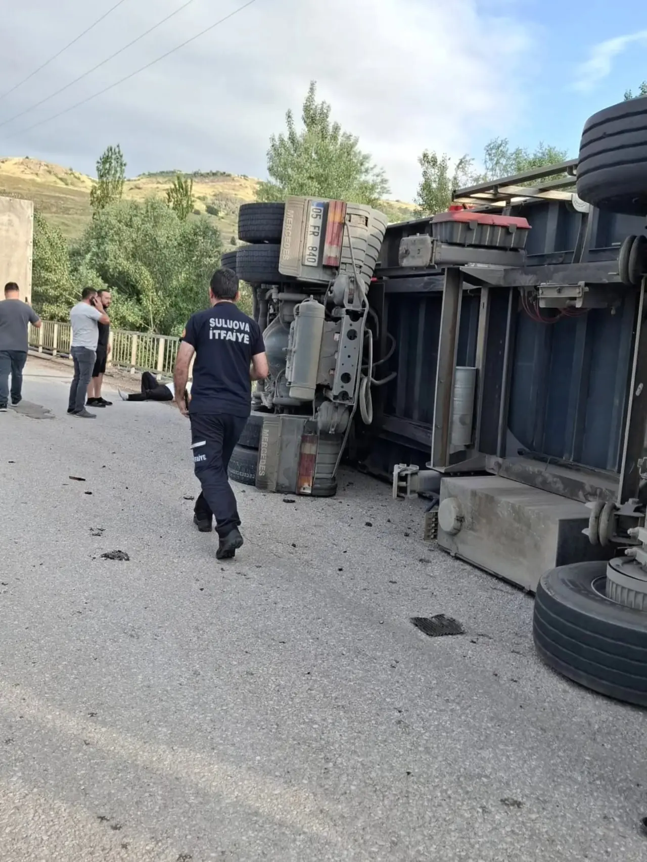 Amasya'da Korkutan Kaza! Tır Yan Yattı, Ortalık Savaş Alanına Döndü 1