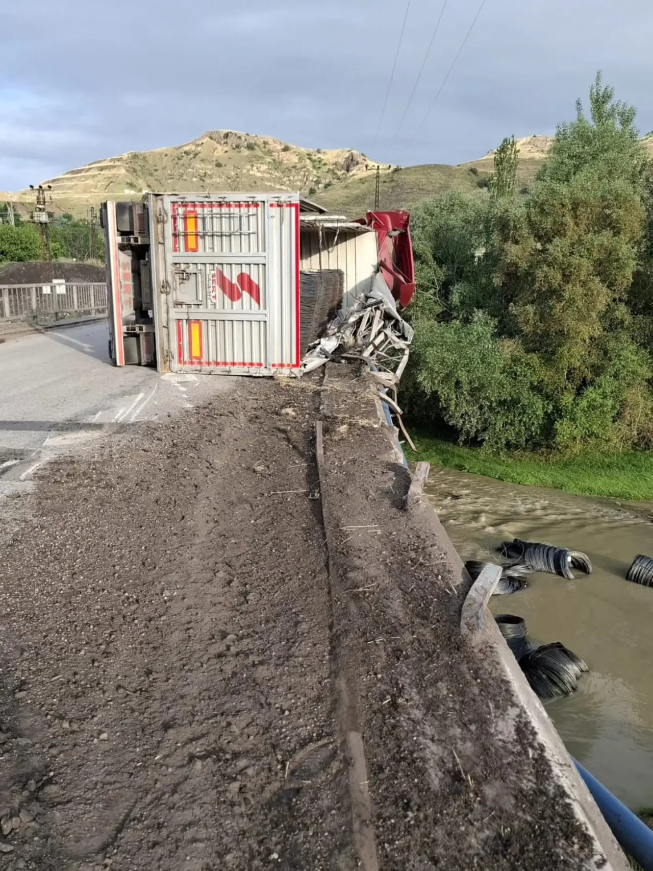 Amasya'da Korkutan Kaza! Tır Yan Yattı, Ortalık Savaş Alanına Döndü 3