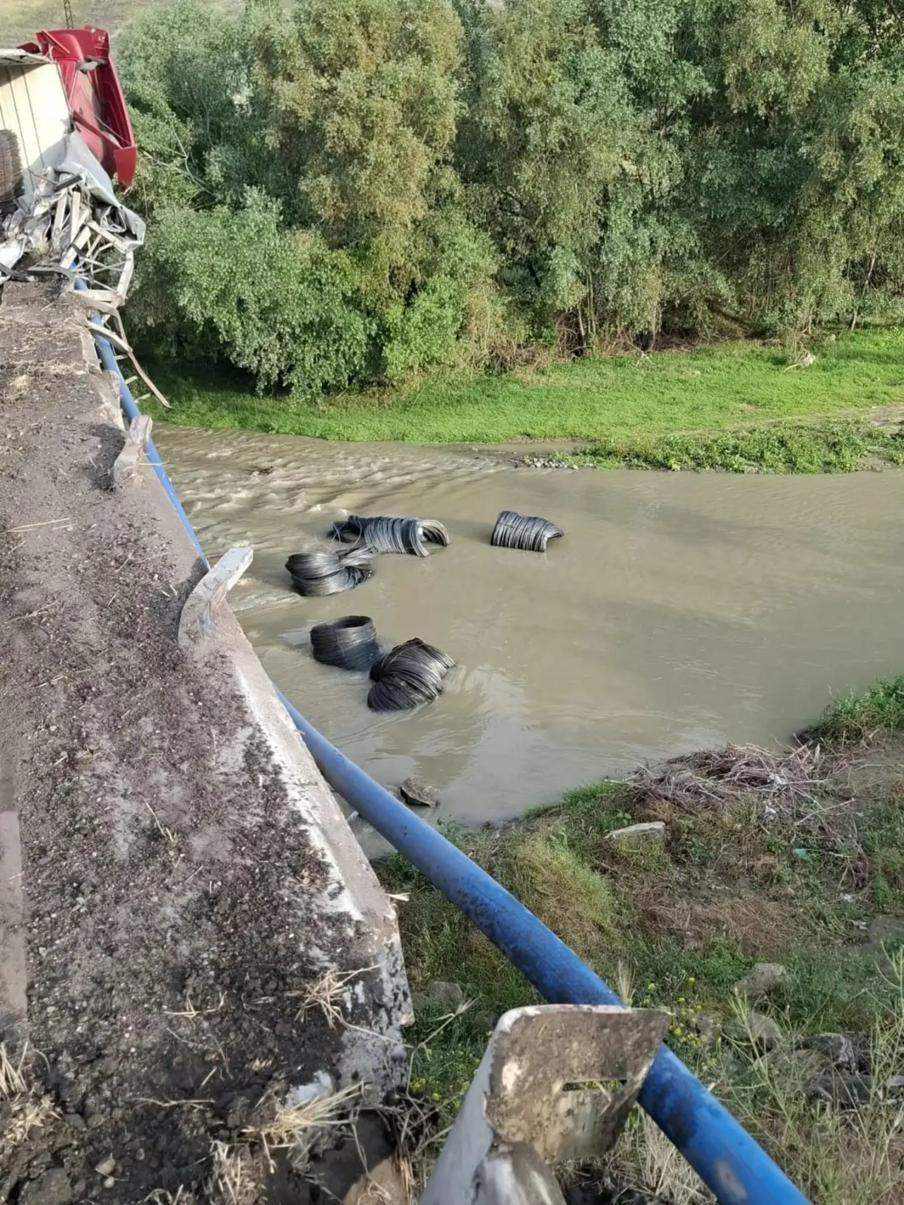 Amasya'da Korkutan Kaza! Tır Yan Yattı, Ortalık Savaş Alanına Döndü 2