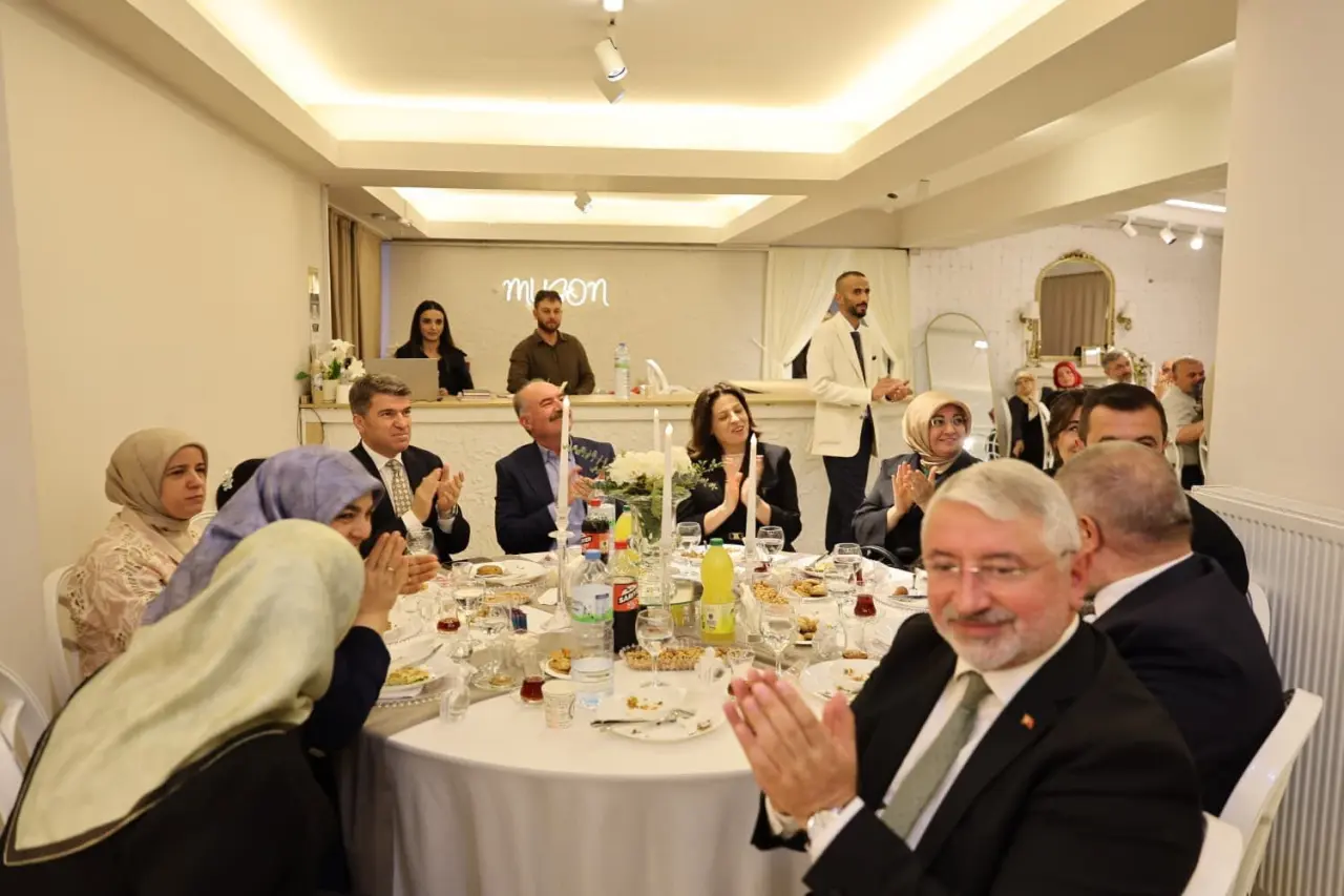 Başkan Aşgın Oğlunu Nişanladı! Amasya ve Çorum Protokolü Genç Çifti Yalnız Bırakmadı 3