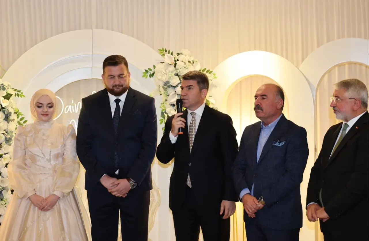 Başkan Aşgın Oğlunu Nişanladı! Amasya ve Çorum Protokolü Genç Çifti Yalnız Bırakmadı 4