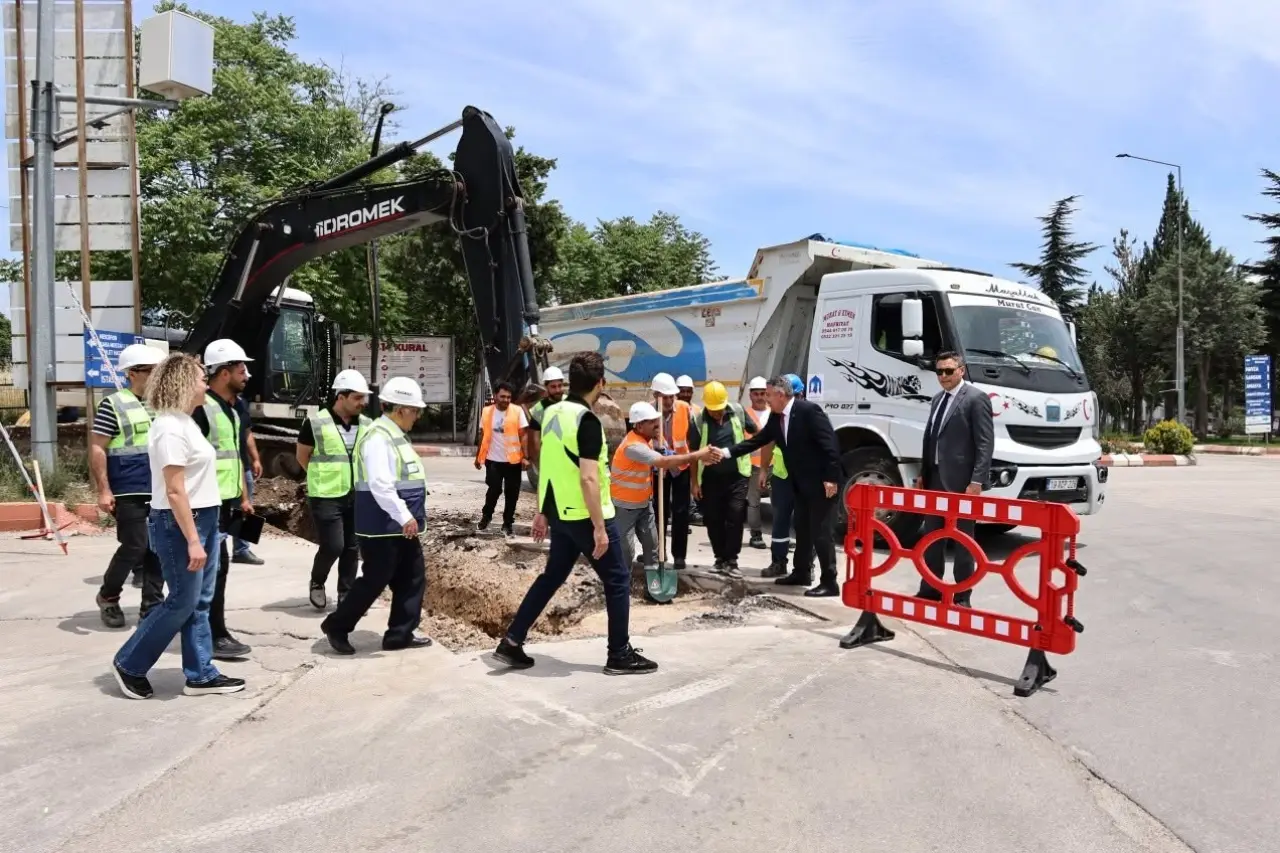 Cumhuriyet Caddesi’nde İlk Kazma Vuruldu 1