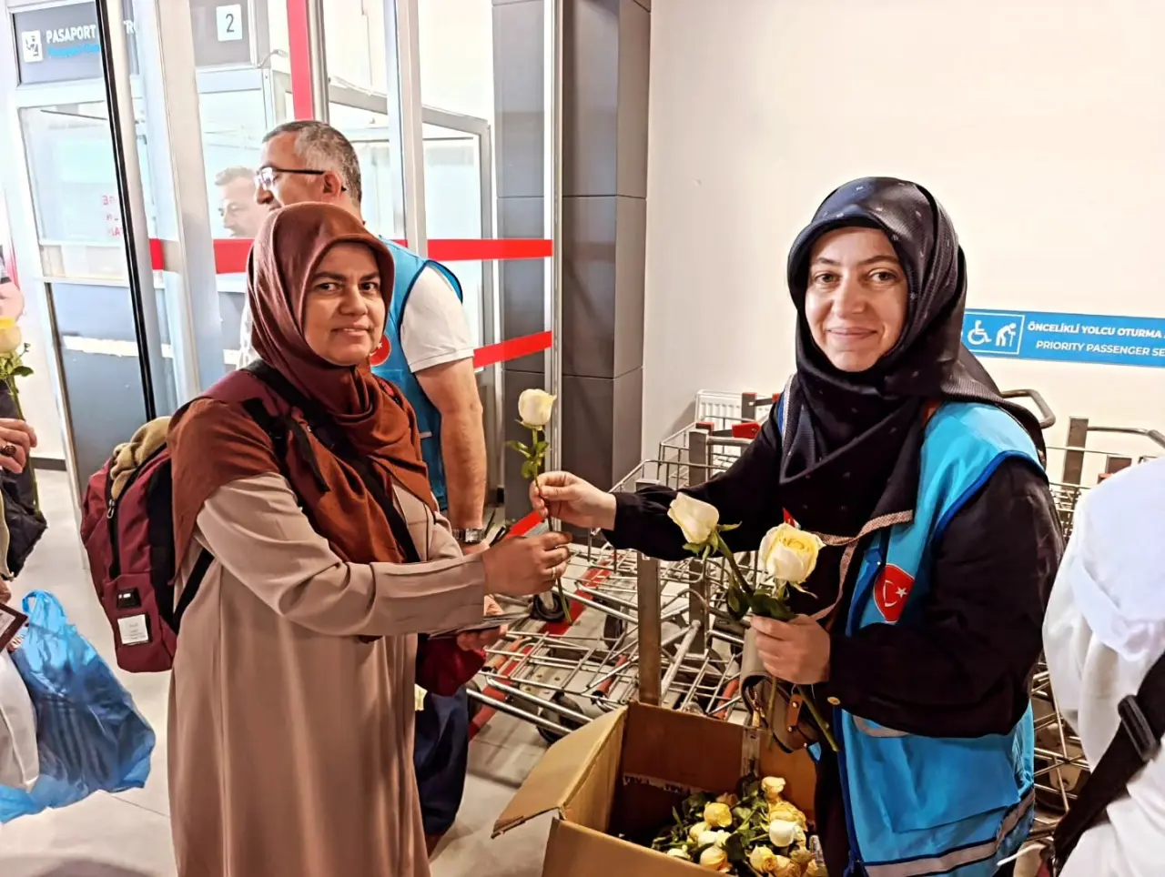 Hacılar Merzifon Havalimanı’nda Güllerle Karşılandı 1