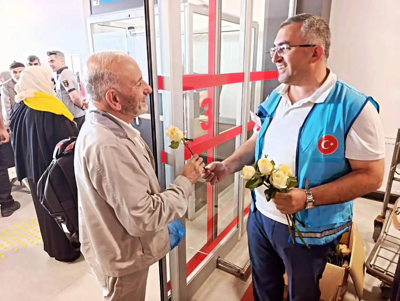 Hacılar Merzifon Havalimanı’nda Güllerle Karşılandı 4