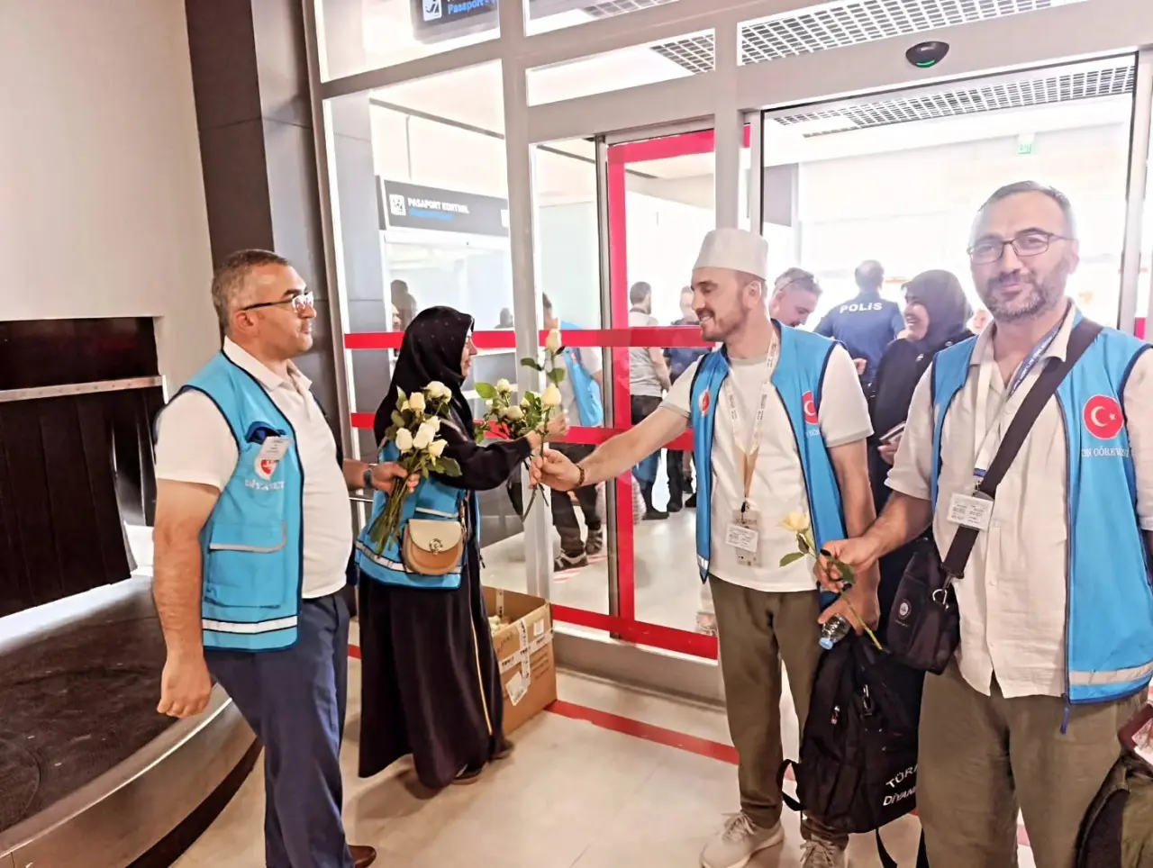 Hacılar Merzifon Havalimanı’nda Güllerle Karşılandı 6