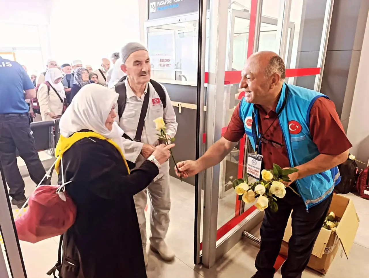 Hacılar Merzifon Havalimanı’nda Güllerle Karşılandı 3