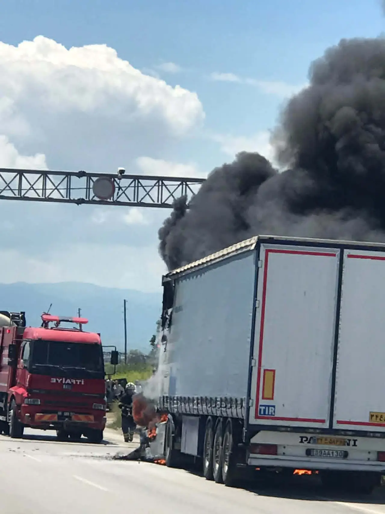 Merzifon Çevre Yolunda Korkutan Yangın: TIR Alev Alev Yandı 1