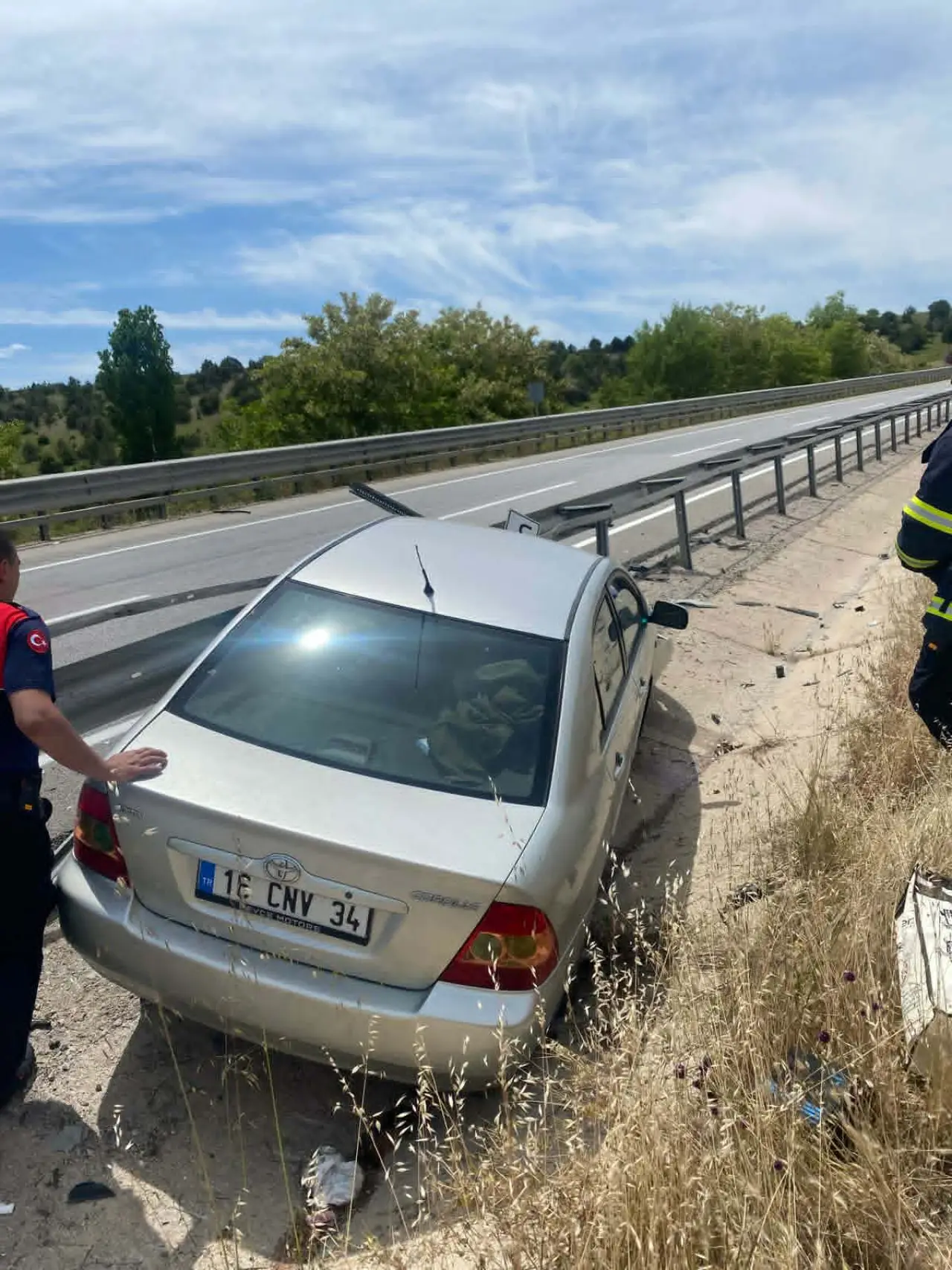 Merzifon – Çorum Yolunda Bariyerlere Çarptı! 3 Kişi Yaralandı 1