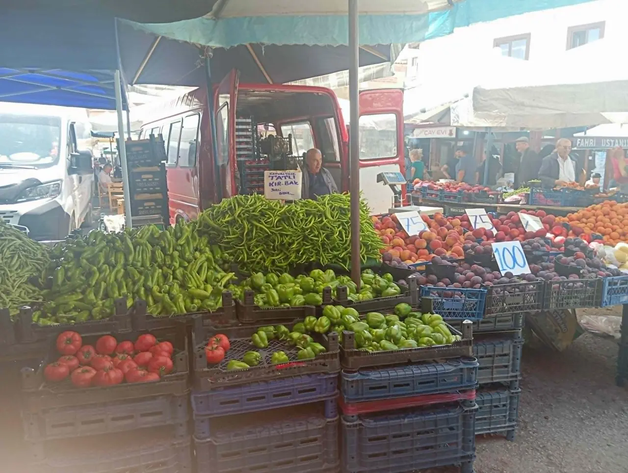 Merzifon Pazarında Fiyatlar Geriledi: Yerli Ürünler Tezgahları Şenlendirdi 1