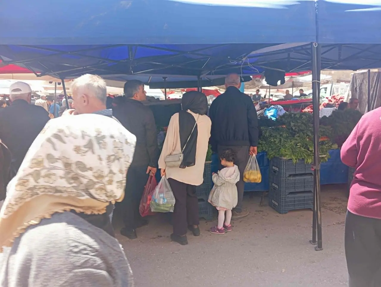 Merzifon Pazarında Fiyatlar Geriledi: Yerli Ürünler Tezgahları Şenlendirdi 2