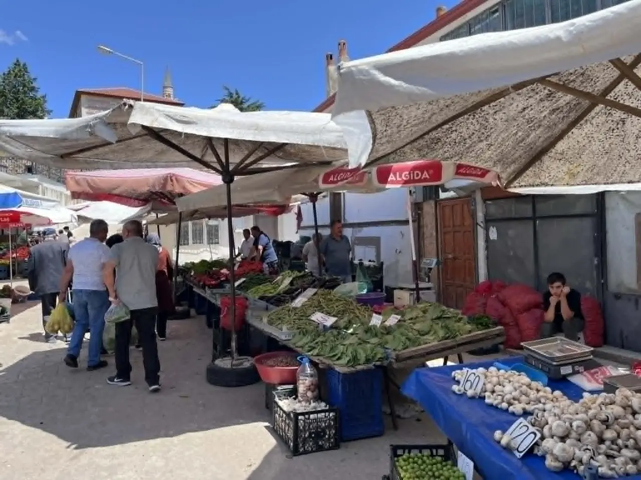 Merzifon Pazarında Yoğunluk Var, Fiyatlar Yerinde Sayıyor 3