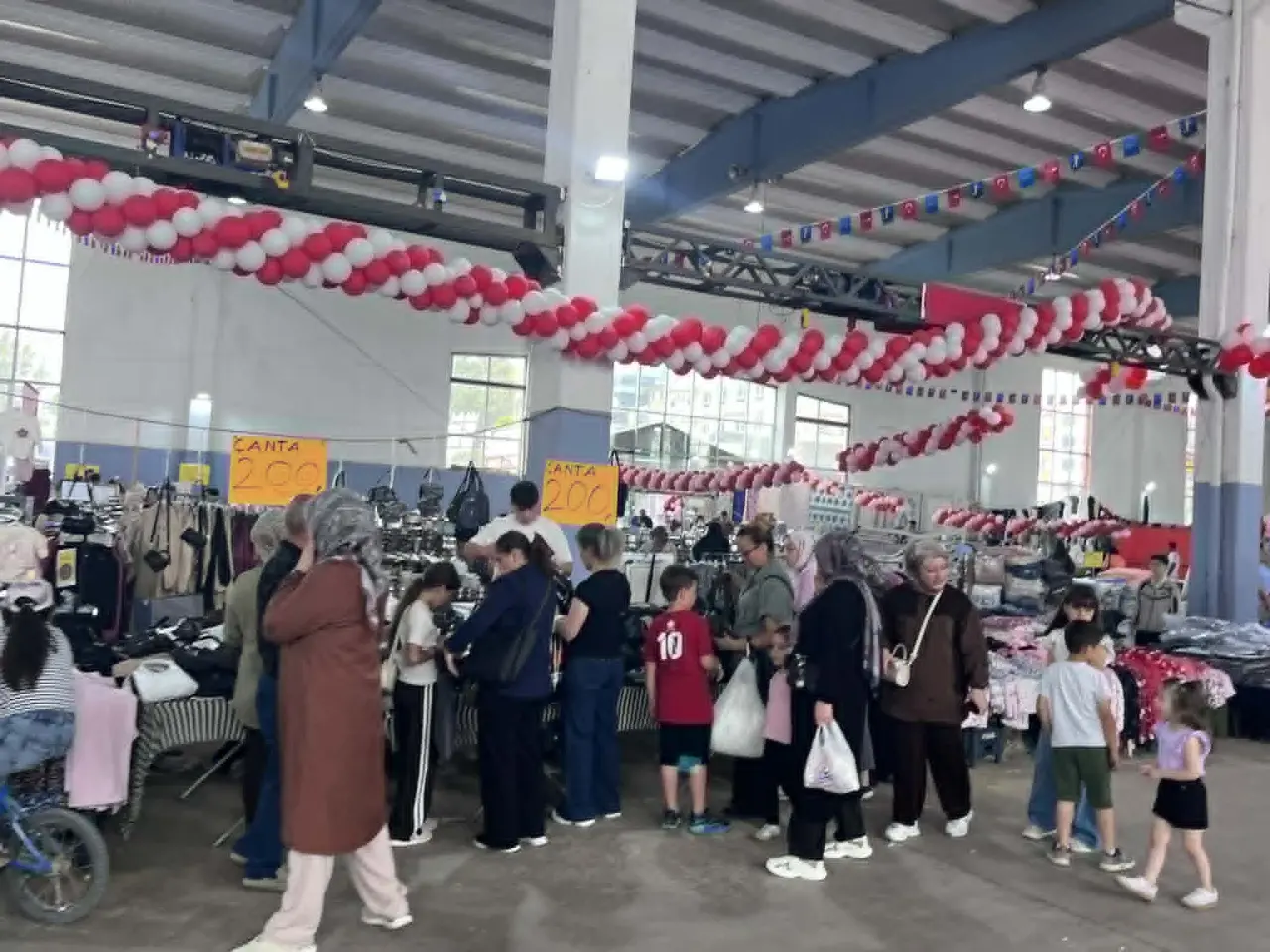 Merzifon’da Alışveriş Şöleni Başladı! İstanbul İndirim Fuarı İkinci Kez Kapılarını Açtı 5