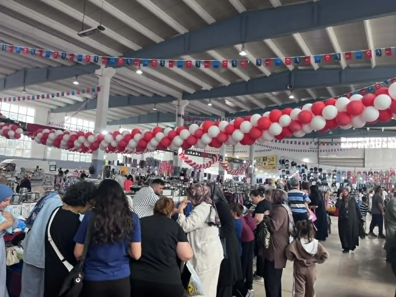Merzifon’da Alışveriş Şöleni Başladı! İstanbul İndirim Fuarı İkinci Kez Kapılarını Açtı 1