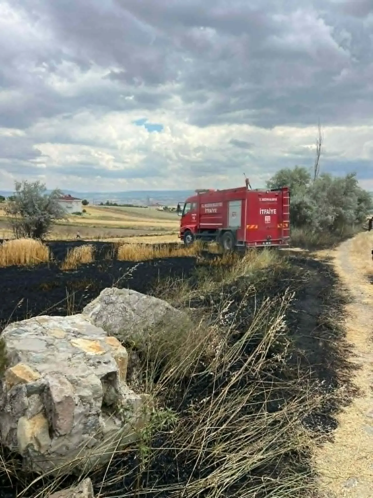 Merzifon'da Ekili Alan Alarmı! Akören Köyü'ndeki Yangın Büyümeden Söndürüldü 1