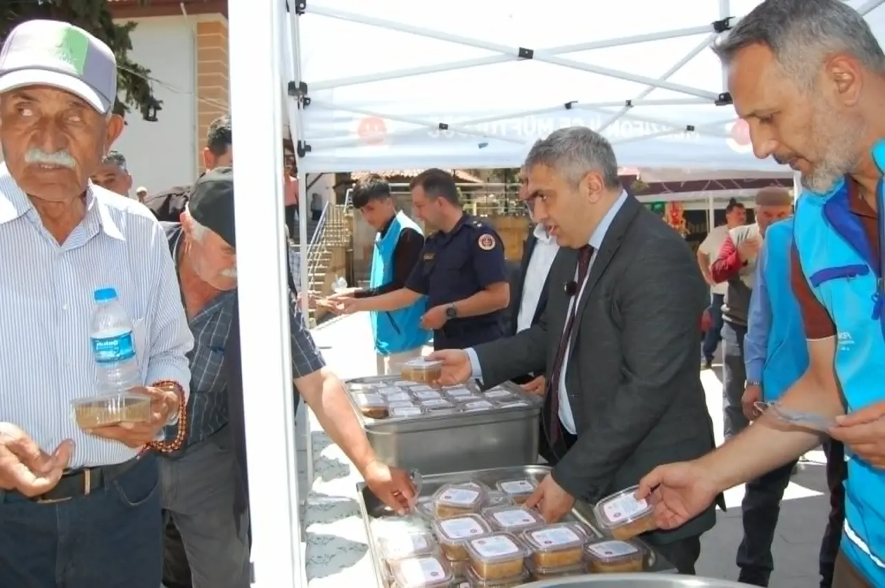 Merzifon’da Muharrem Bereketi! Vatandaşlara Aşure İkramı Yapıldı 4