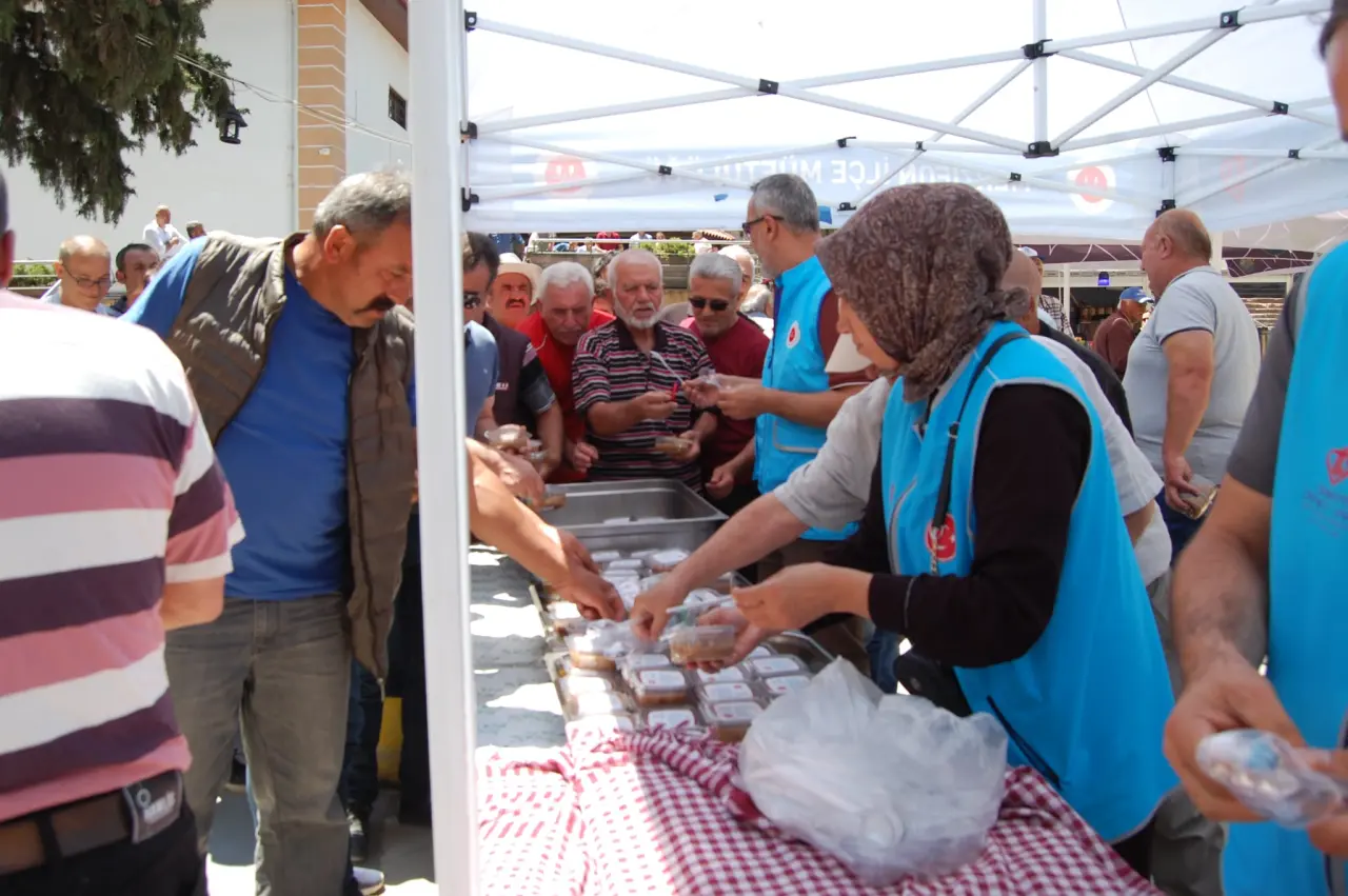 Merzifon’da Muharrem Bereketi! Vatandaşlara Aşure İkramı Yapıldı 1