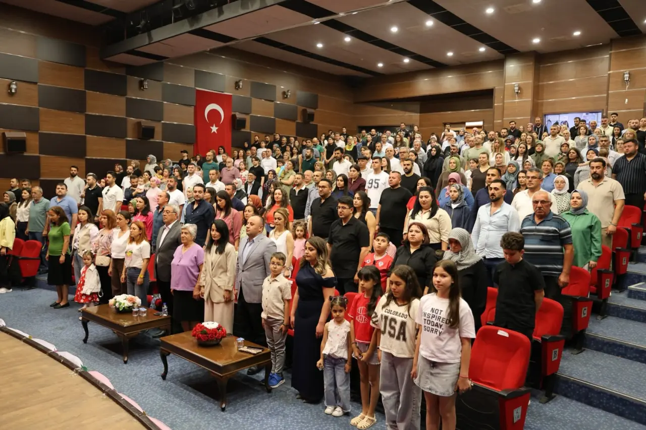 Miniklerden Muhteşem Mezuniyet Gösterisi! 1