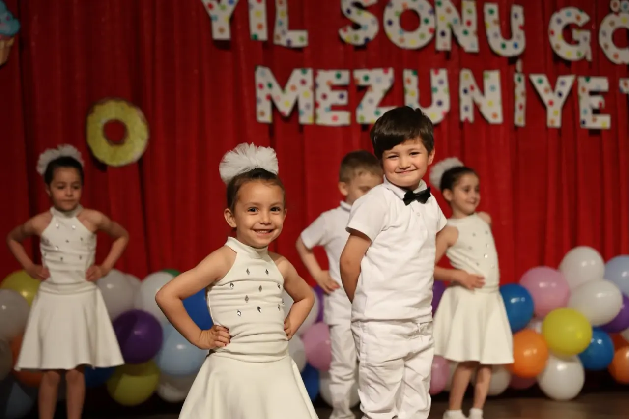 Miniklerden Muhteşem Mezuniyet Gösterisi! 7