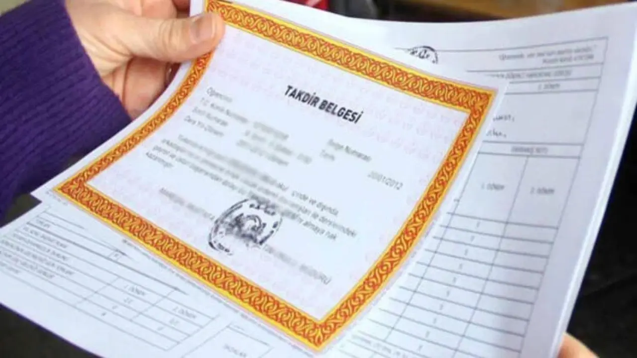 Rüyada Karne Görmek Ne Anlama Gelir? Başarı, Hesaplaşma ve Yeni Başlangıçların Habercisi Olabilir 1