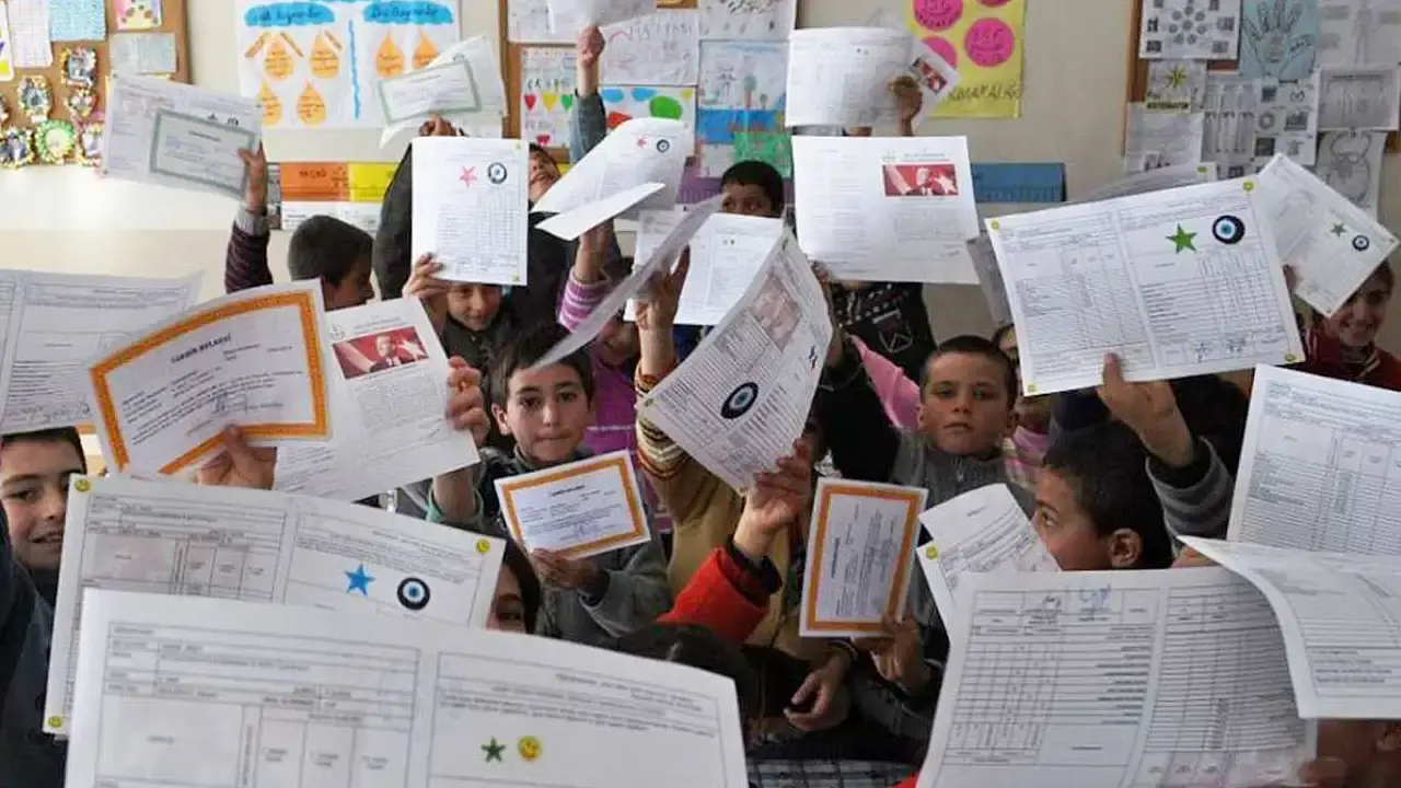 Rüyada Karne Görmek Ne Anlama Gelir? Başarı, Hesaplaşma ve Yeni Başlangıçların Habercisi Olabilir 2