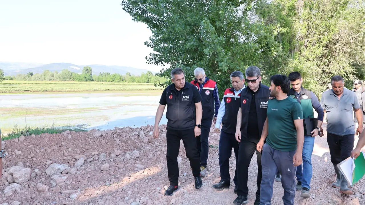 Vali Önder Bakan Taşkın Bölgesinde İncelemelerde Bulundu 6