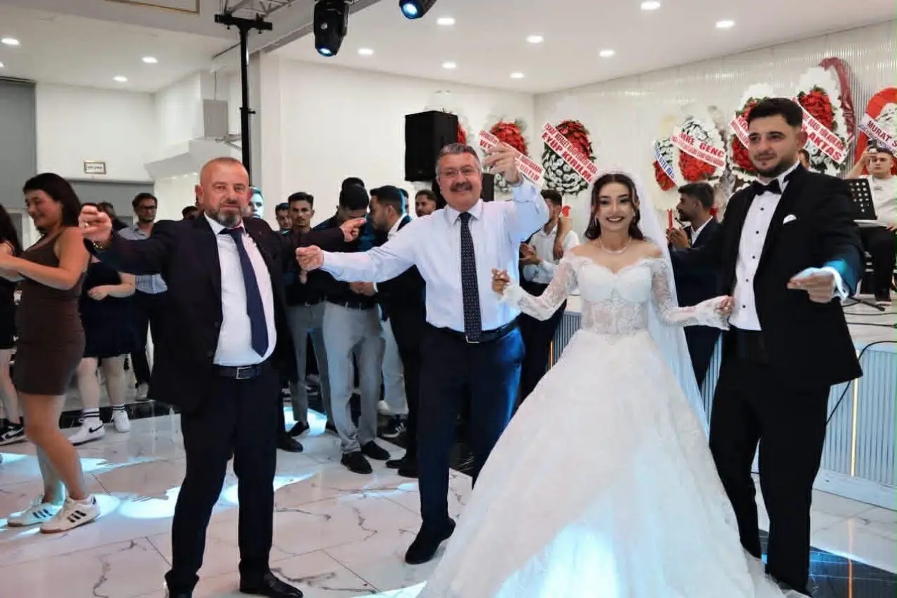 Kurt ve Çalışkan Ailelerinin Mutlu Günü! Yaren ile Tolga Hayatlarını Birleştirdi 1