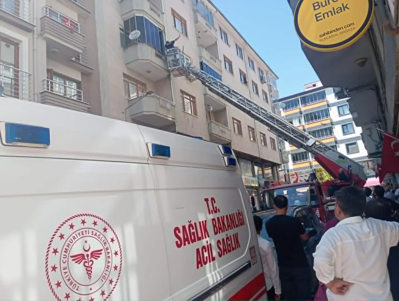 Merzifon'da Yaşlı Kadın İçin Zamanla Yarış! İtfaiye Balkondan Eve Girerek Kurtardı 3