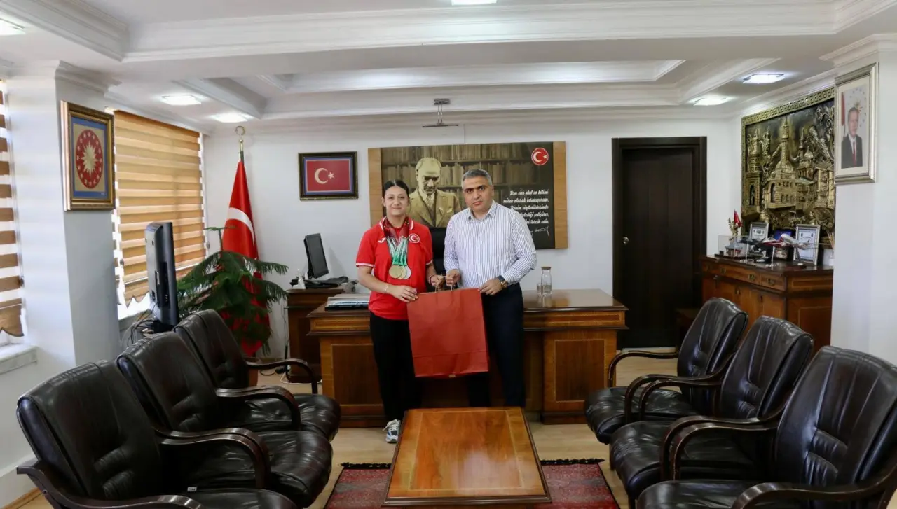 Merzifon’un Altın Kızı Makamda 1