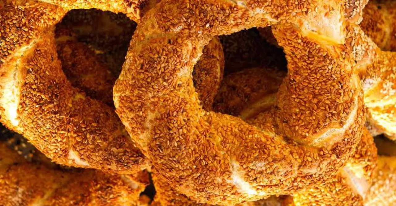 Rüyada Simit Yemek Ne Anlama Gelir? İşte Bolluk, Bereket ve Kazancın Habercisi Olan Rüyanın Yorumu 2