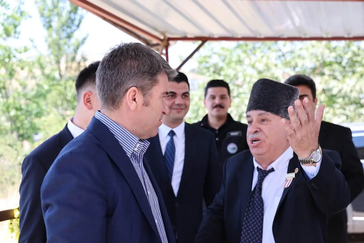 Vali Bakan Şehit Ailesinin Kapısını Çaldı 4