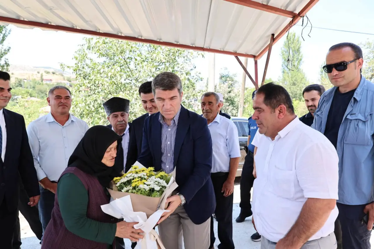 Vali Bakan Şehit Ailesinin Kapısını Çaldı 1