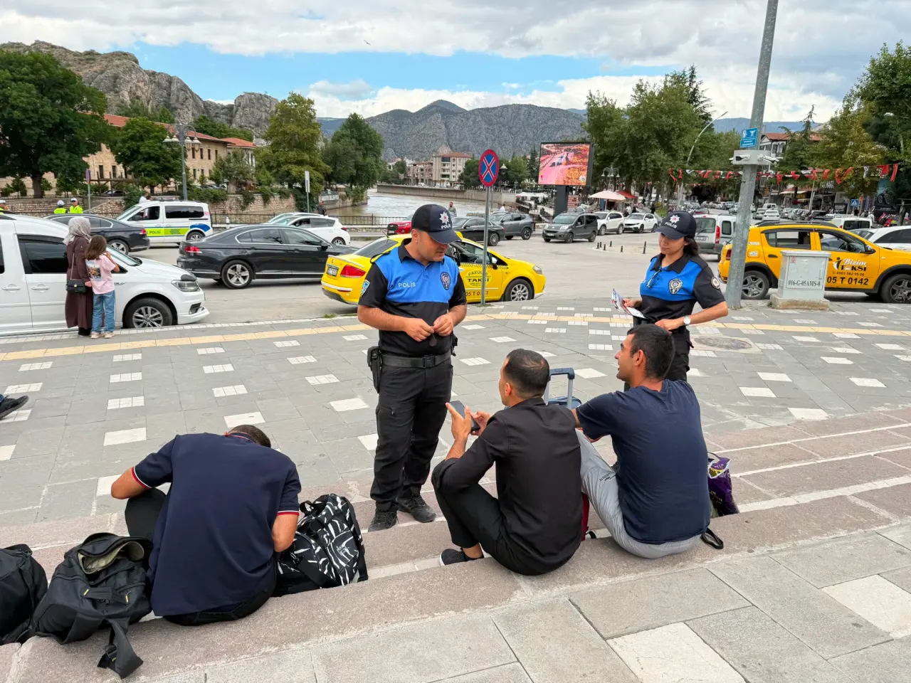 Amasya Polisi Sahada! Vatandaşlara Dolandırıcılık, Hırsızlık ve KADES Uyarısı 3