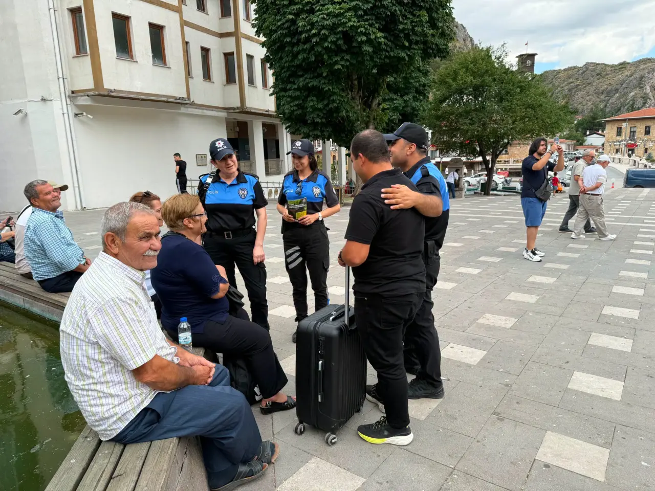 Amasya Polisi Sahada! Vatandaşlara Dolandırıcılık, Hırsızlık ve KADES Uyarısı 4