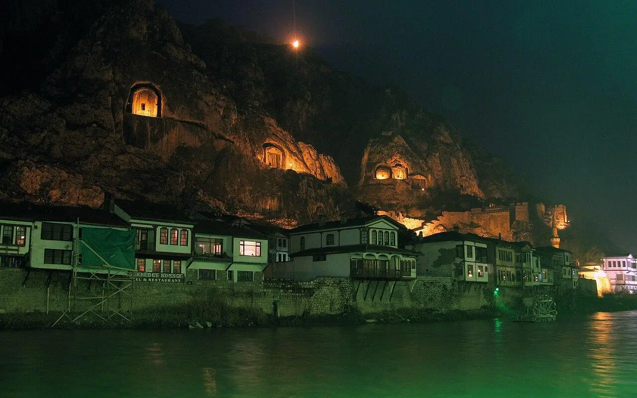 Amasya’nın Kayalara Kazınan 2 Bin Yıllık Sırrı! 4