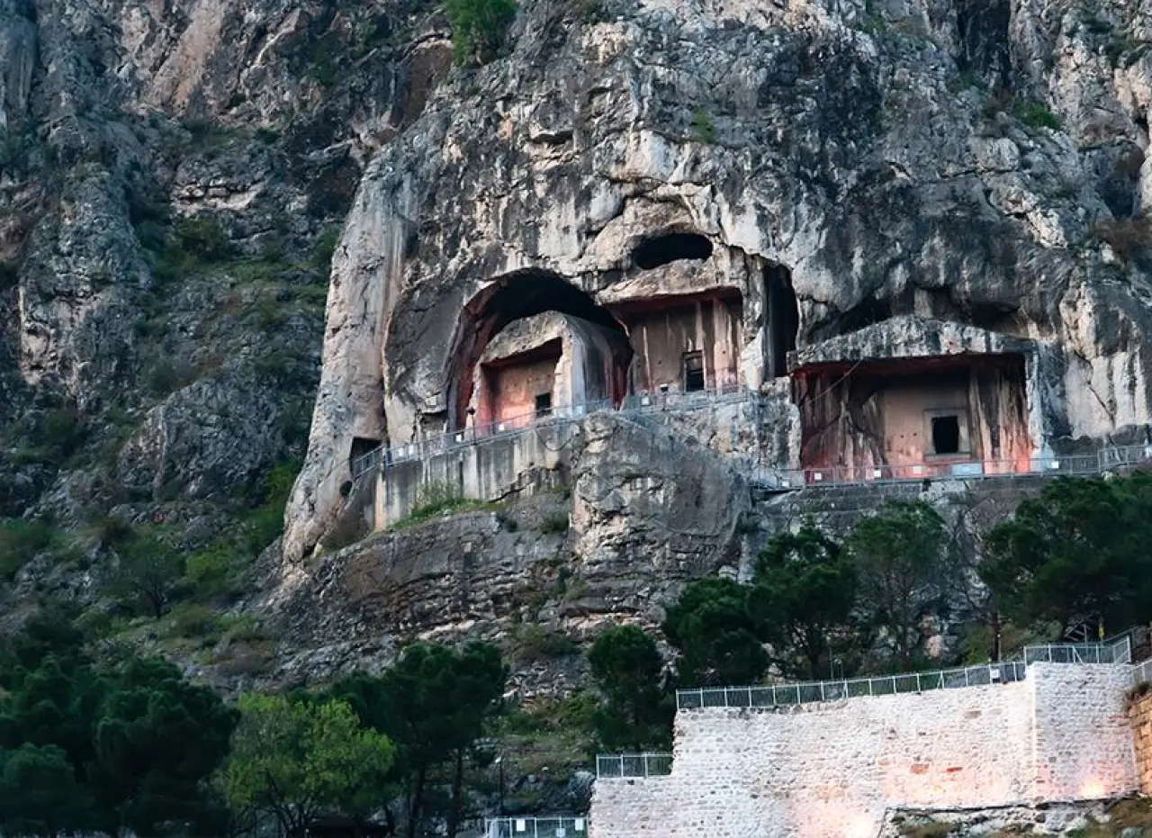 Amasya’nın Kayalara Kazınan 2 Bin Yıllık Sırrı! 1