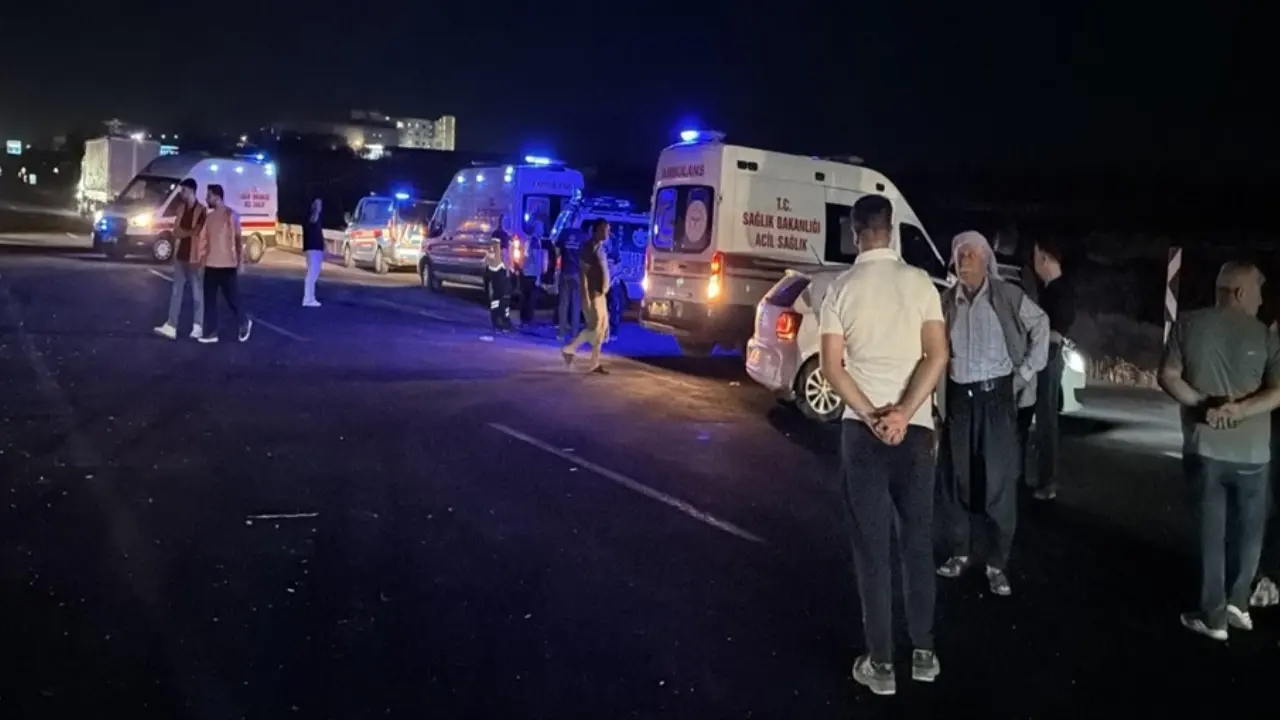 Kutlama Dönüşü Otobüsler Çarpıştı: 13 Yaralı 2