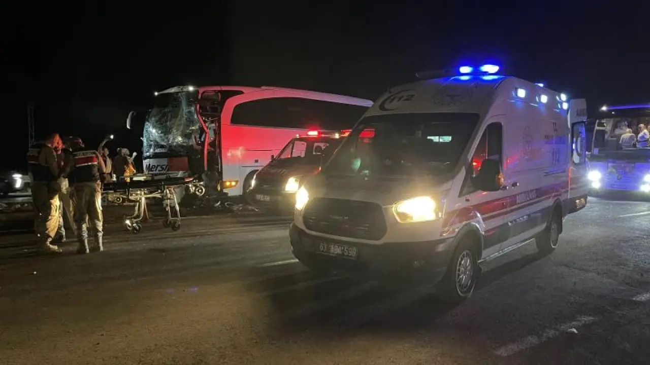 Kutlama Dönüşü Otobüsler Çarpıştı: 13 Yaralı 1