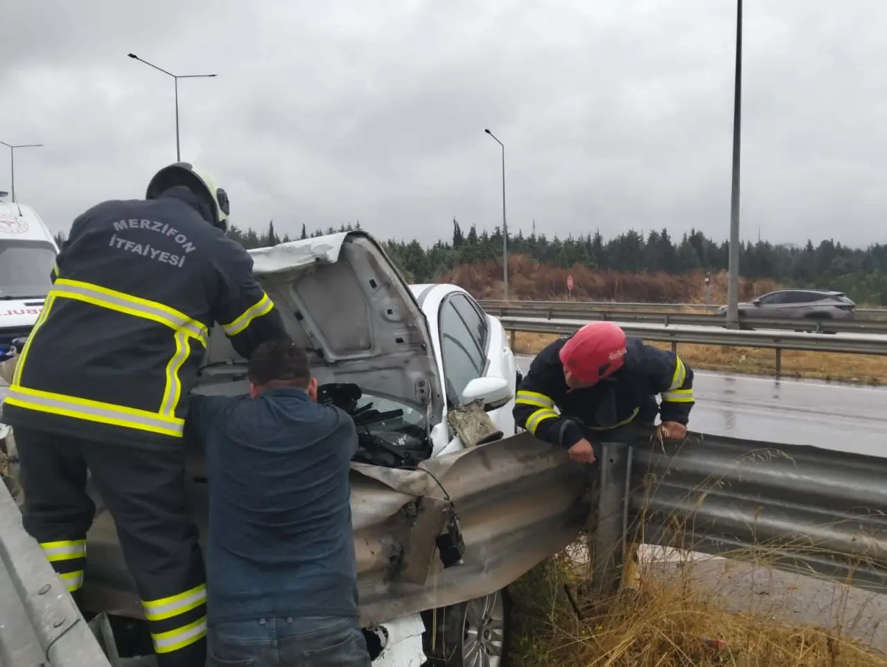 Merzifon Çevre Yolunda Otomobil Bariyerlere Çarptı: 2 Yaralı 4