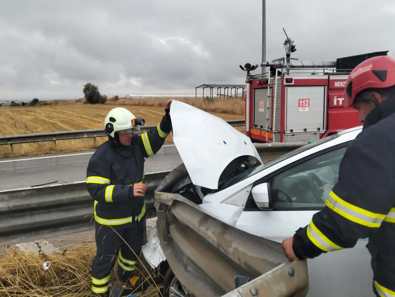 Merzifon Çevre Yolunda Otomobil Bariyerlere Çarptı: 2 Yaralı 3