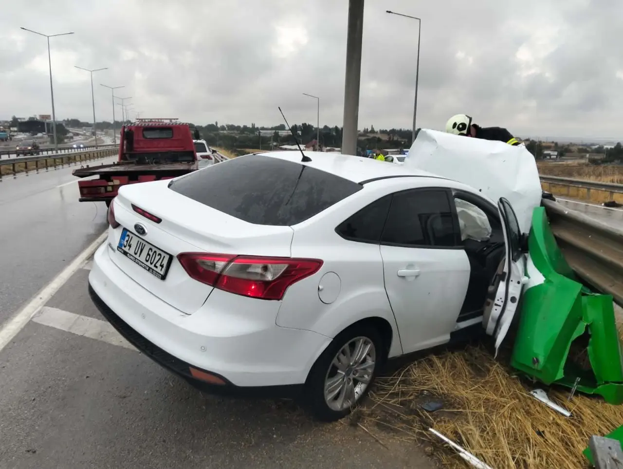 Merzifon Çevre Yolunda Otomobil Bariyerlere Çarptı: 2 Yaralı 1