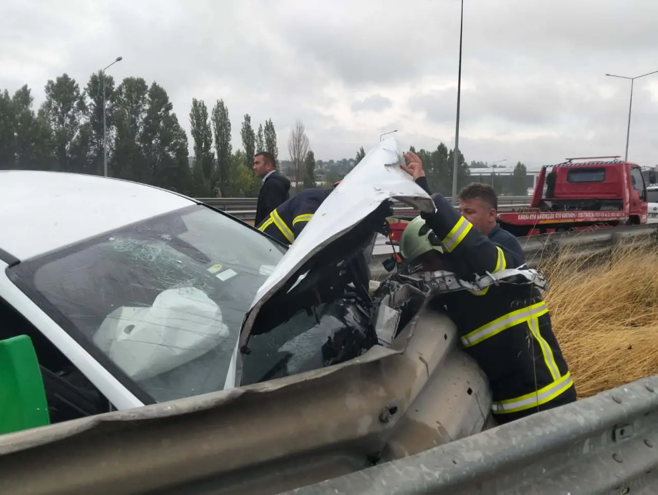 Merzifon Çevre Yolunda Otomobil Bariyerlere Çarptı: 2 Yaralı 5
