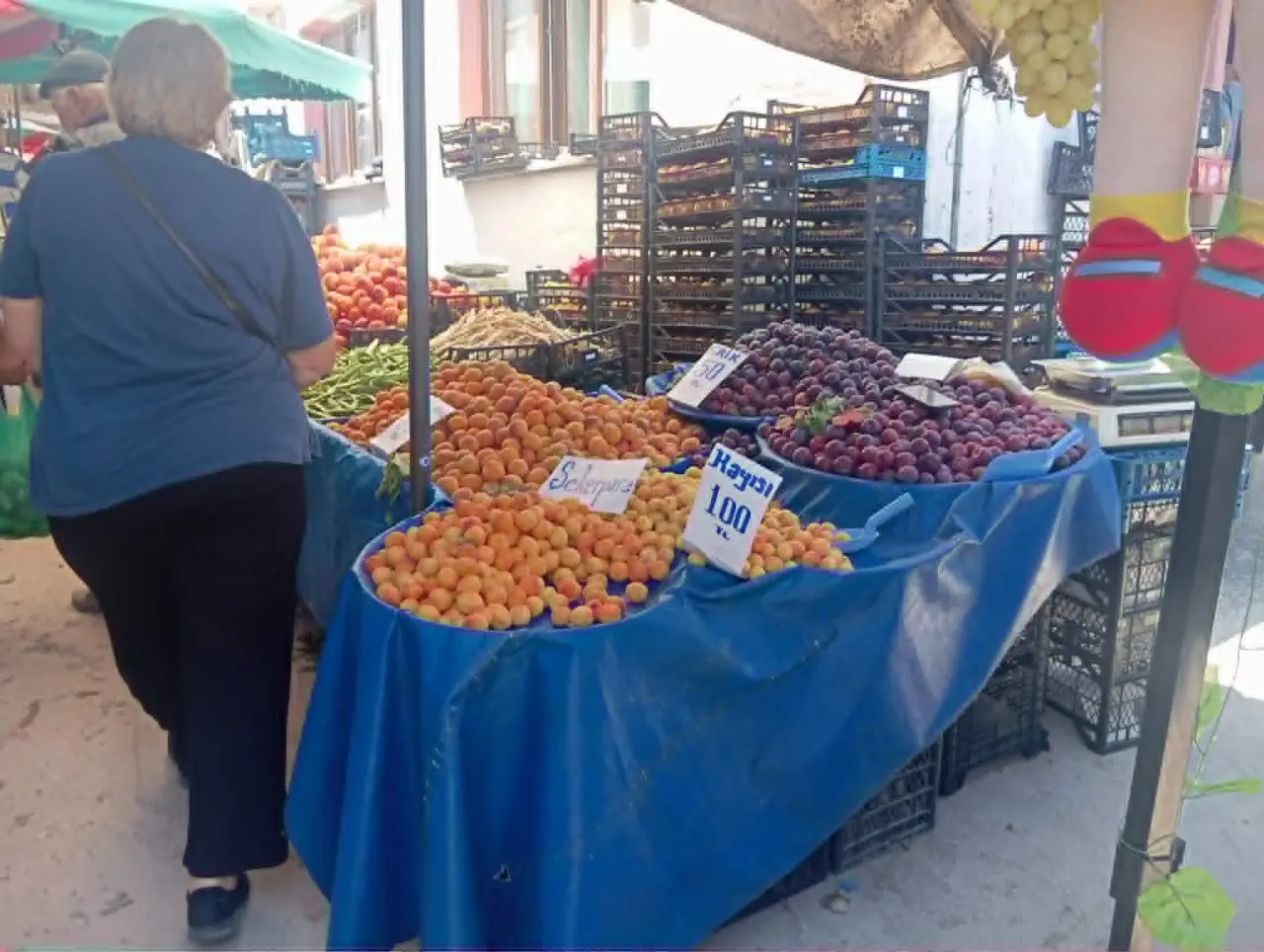 Merzifon Pazarı'nda Fiyatlar Güncellendi! Domates Düştü, Yerli Ürünler Tezgâhları Renklendirdi 2