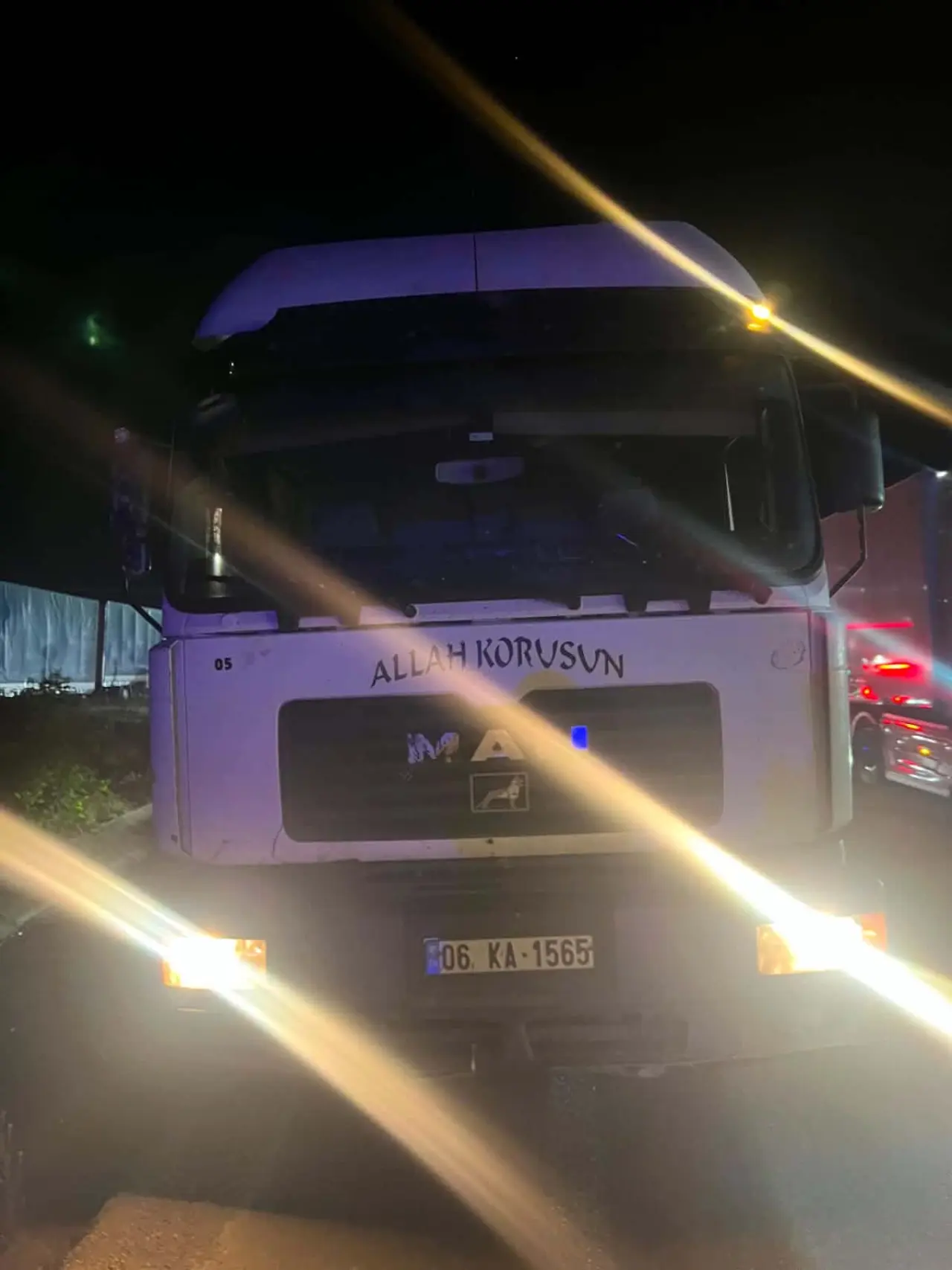 Merzifon-Samsun Karayolunda Kaza: Saman Yüklü Tır ile Otomobil Çarpıştı 1