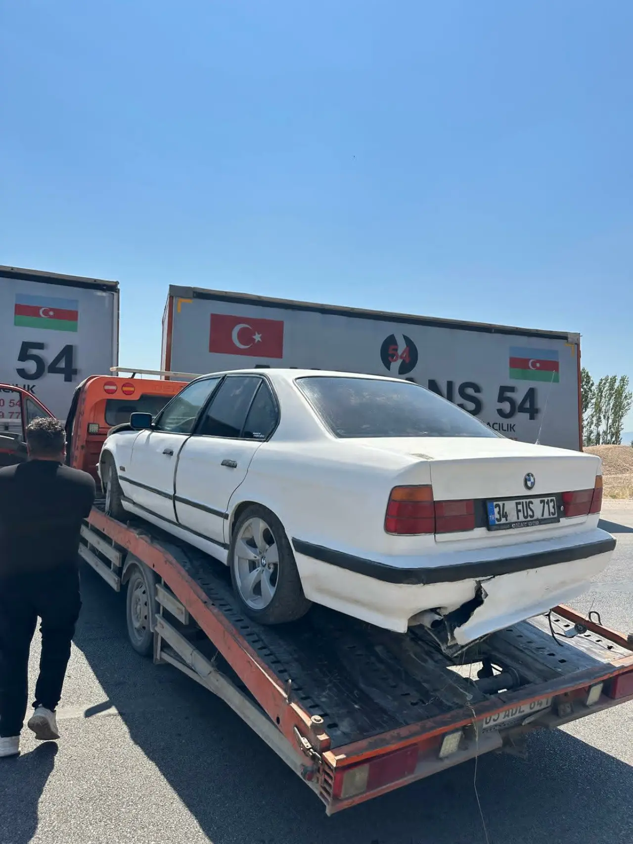 Merzifon’da Otomobil Orta Refüje Çıktı: 1 Kişi Yaralandı 2