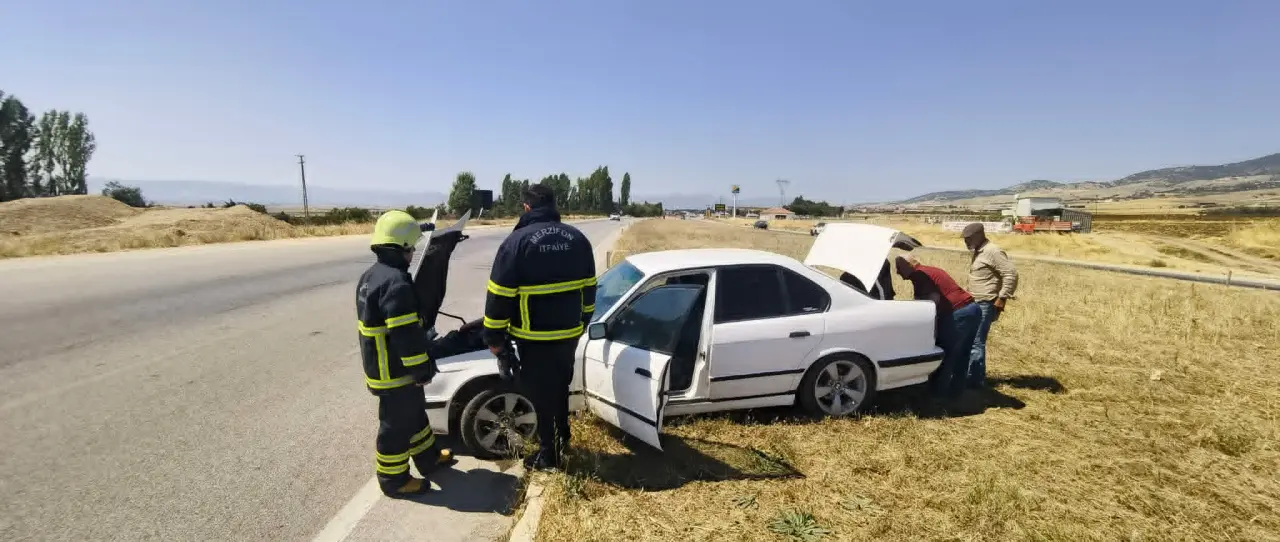 Merzifon’da Otomobil Orta Refüje Çıktı: 1 Kişi Yaralandı 1